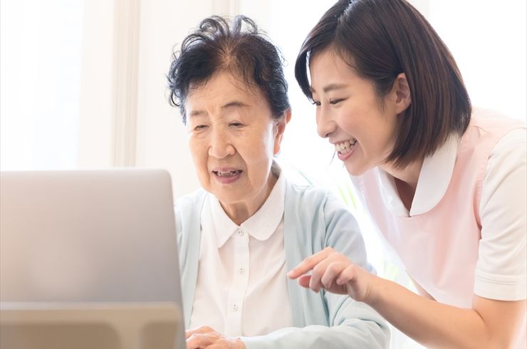 PCを教える女性