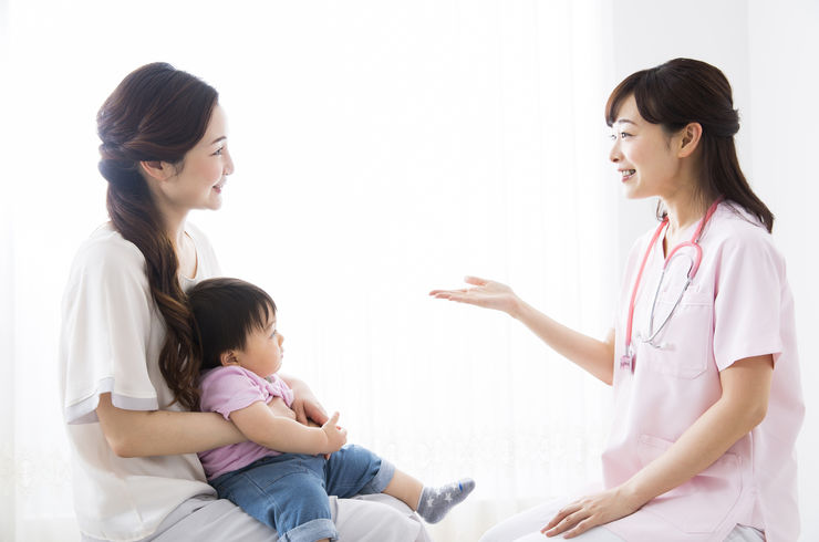 子どもの様子を聞く母親