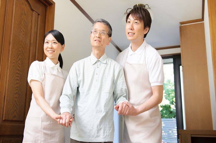 手を取り合う
