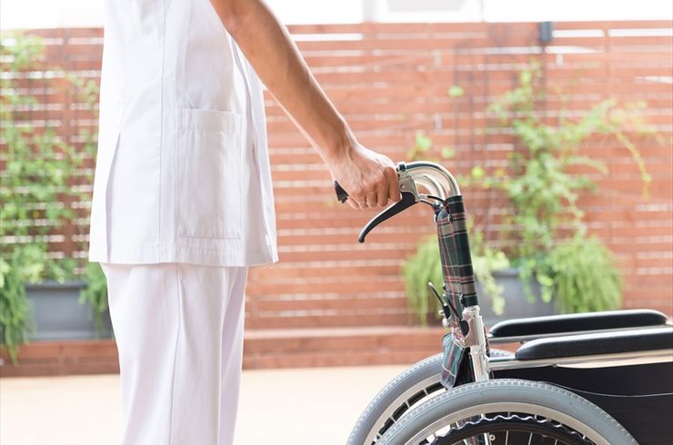 車いすを押してる