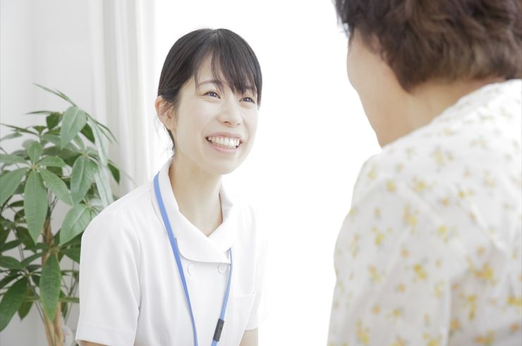 笑顔で話しを聞く女性