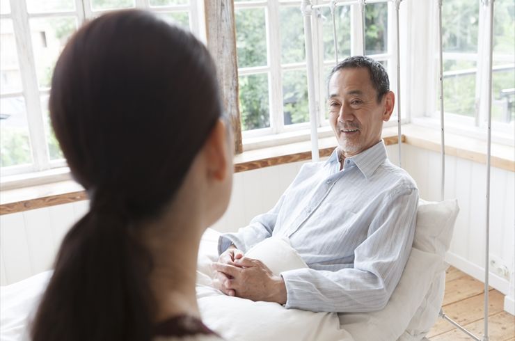 笑顔で話す男性