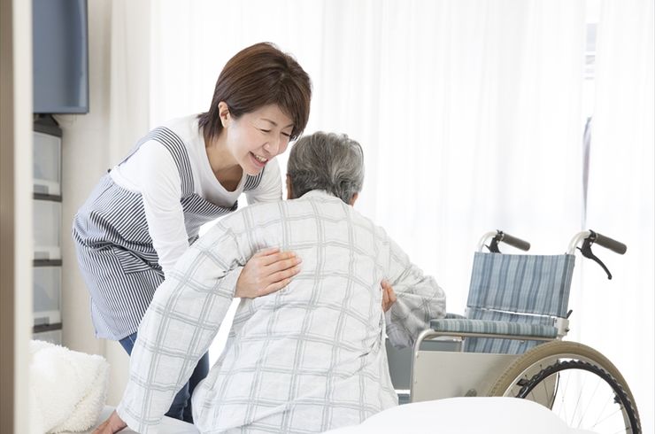 車いすに乗るために介護中