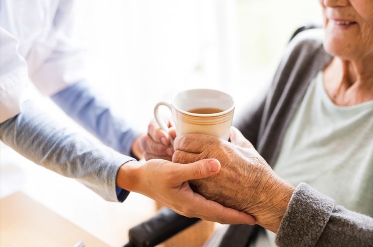 飲み物をもらう男性