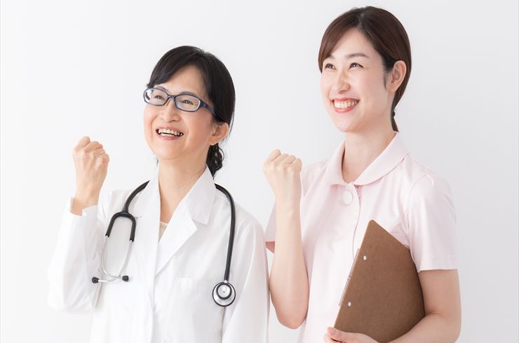 2人で笑顔でガッツポーズ