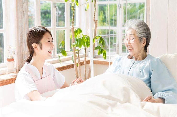 おばあちゃんの話を笑顔で聞く女性