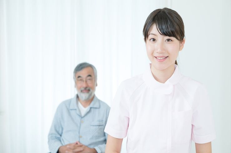 笑顔の女性と車いすの男性
