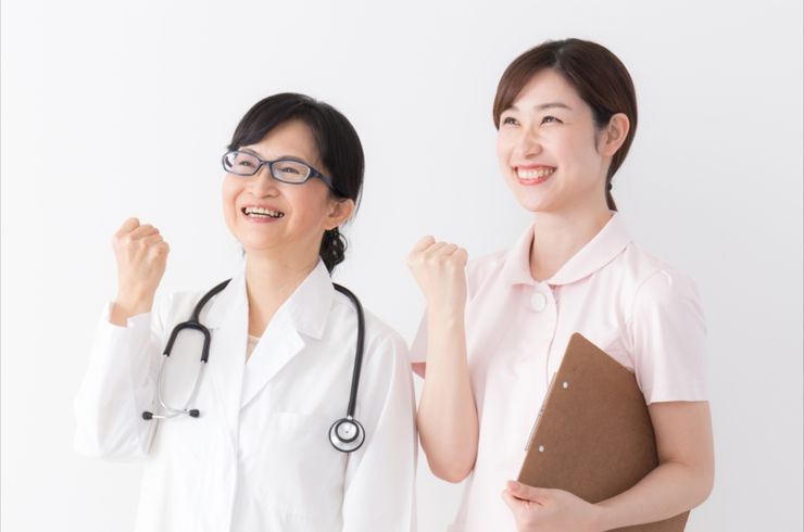 ガッツポーズしているナース